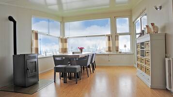 Bungalow, 3 Bedrooms, Balcony, Garden View | Living area