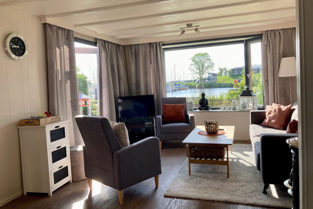 Bungalow, 2 Bedrooms, Patio, Garden View | Living area