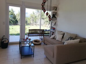 Villa | Área de sala de estar | Televisión de pantalla plana y chimenea 