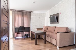 Chambre Deluxe double | Aire de séjour | Téléviseur à écran plat de 32 po avec télévision par satellite