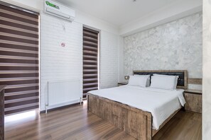 Minibar, caixa forta a l'habitació i escriptori