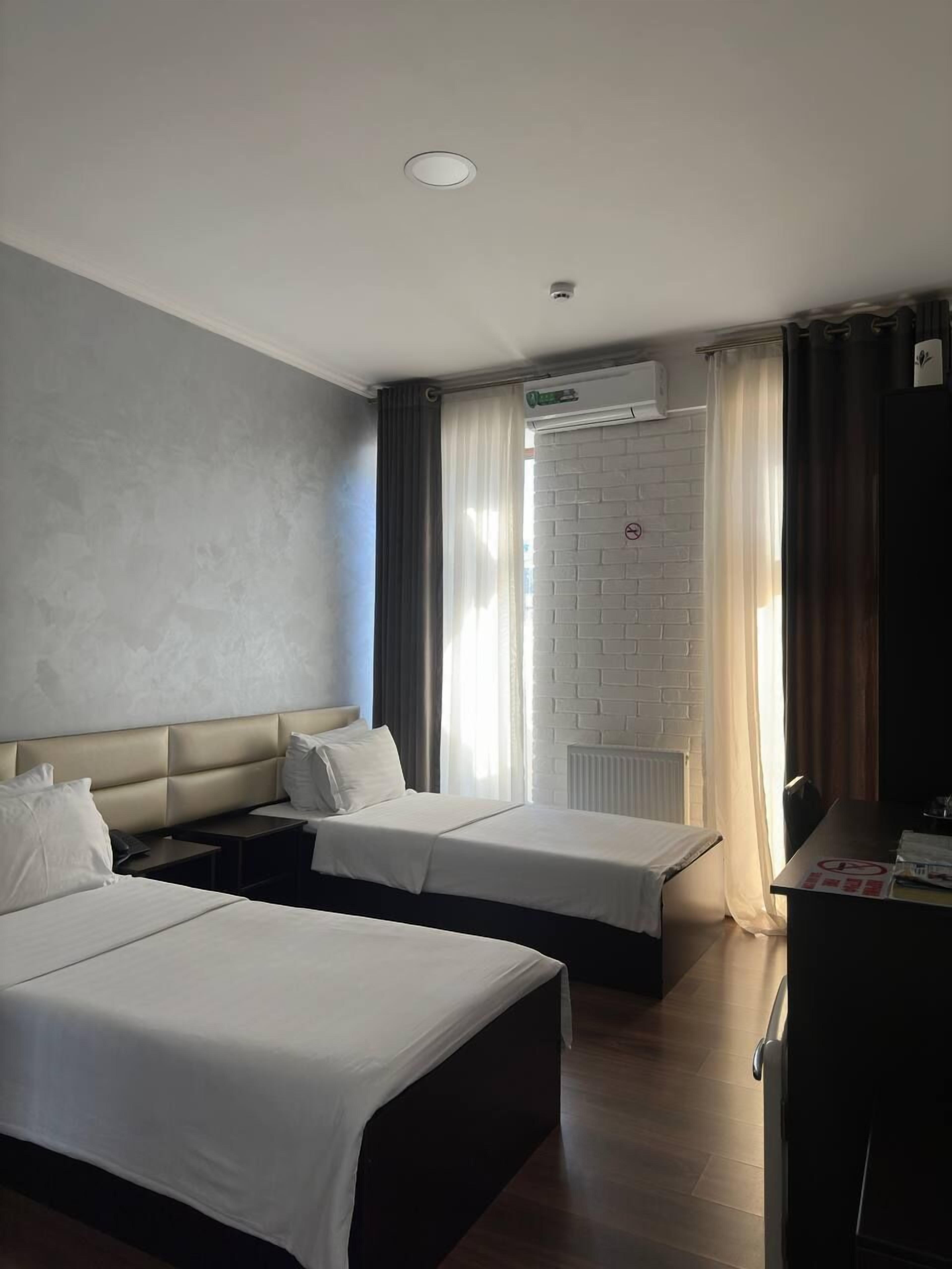 Standard Twin Room | Minibar, in-room safe, desk, laptop workspace