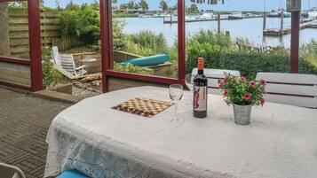 Bungalow, 1 chambre, patio, vue jardin | Coin séjour | Télévision, lecteur de DVD