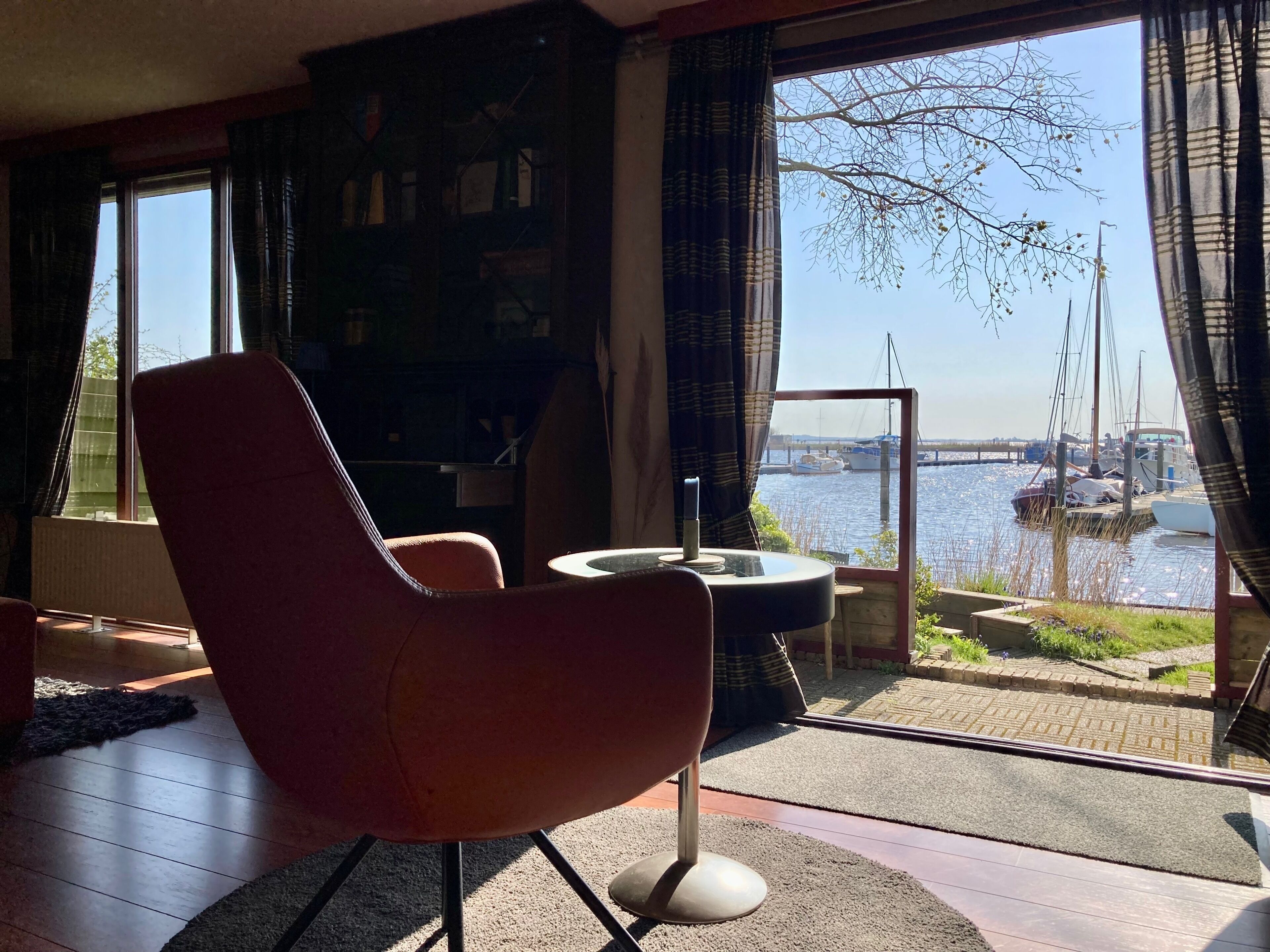 Bangalô, 1 quarto, varanda, vista para o jardim | Área de estar | TV, DVD player