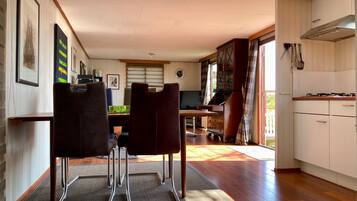 Bungalow, 1 slaapkamer, patio, uitzicht op tuin | Dineerruimte