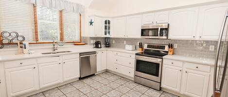 Full-size fridge, microwave, oven, stovetop