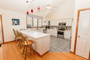 Grand réfrigérateur, micro-ondes, four, plaque de cuisson