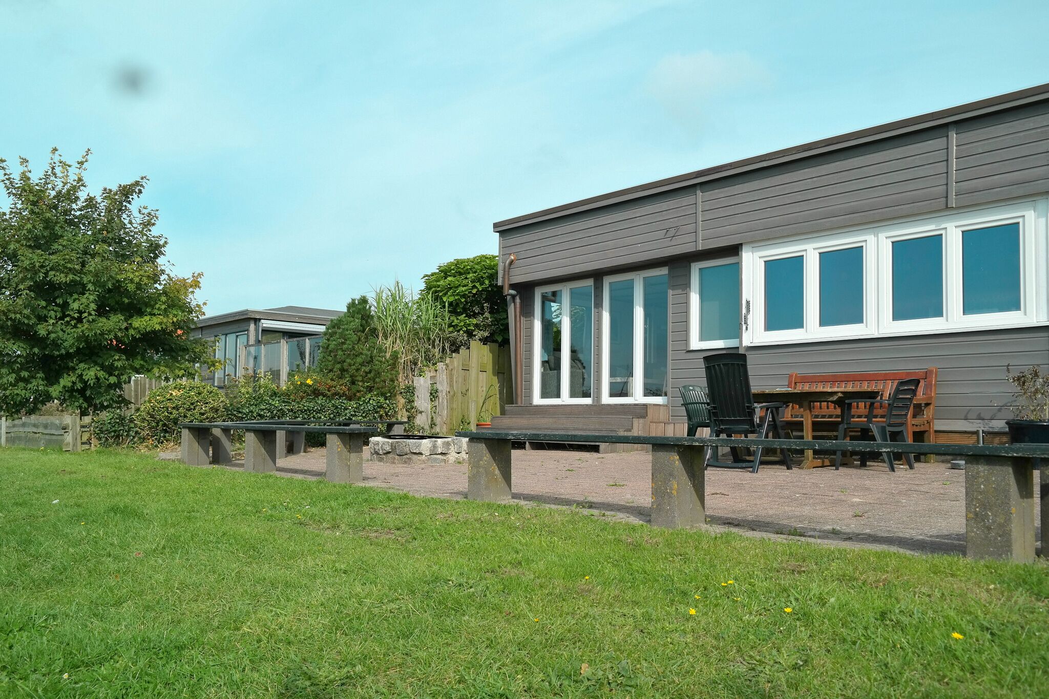 Bungalow, 4 Bedrooms, Patio, Garden View | Living area | Books