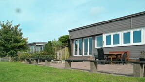 Bungalow, 4 soverom, terrasse, hageutsikt | Oppholdsområde