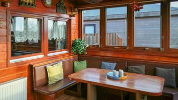 Bungalow, 4 Bedrooms, Patio, Garden View | Living area | Books