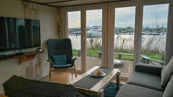 Bungalow, 4 Bedrooms, Patio, Garden View | Living room | Books