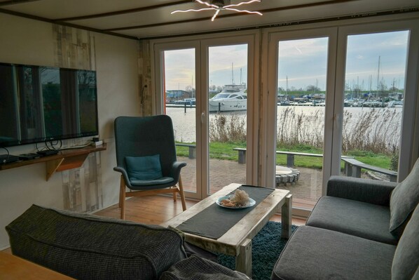 Bungalow, 4 Bedrooms, Patio, Garden View | Living room | Books - 8 Pers Large Seaside Home in Front of the Lauwersmeer (Anjum)