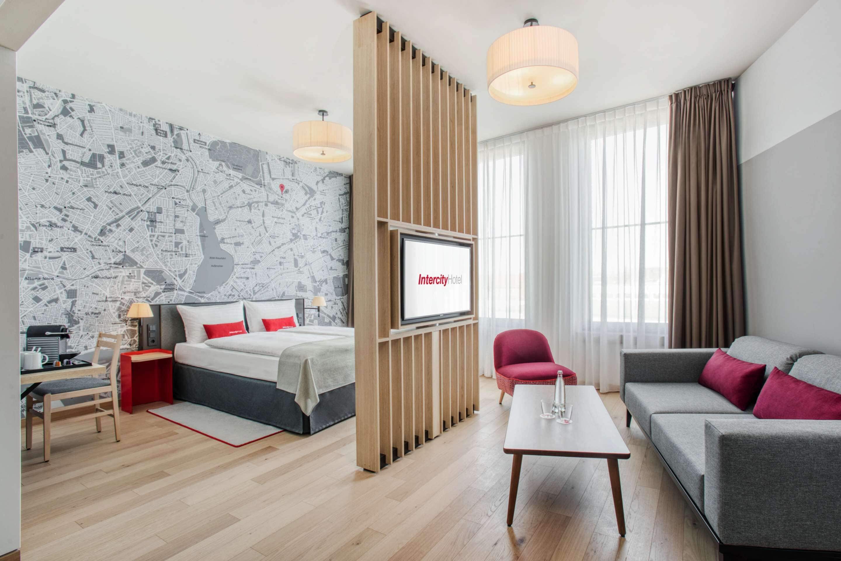 studio | hypo-allergenic bedding, in-room safe, desk, laptop workspace