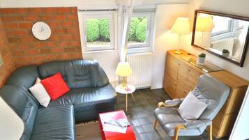 Bungalow, 2 Bedrooms, Patio, Garden View | Living room | TV, books