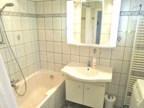 Bungalow, 2 Bedrooms, Patio, Garden View | Bathroom | Towels - 4 Pers - Modern Holiday Home Cosima With Fenced Garden, Close the Lauwersmeer (Anjum)