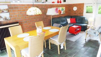Bungalow, 2 Bedrooms, Patio, Garden View | Living room | TV, books