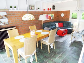 バンガロー 2 ベッドルーム パティオ ガーデンビュー | リビングルーム | テレビ、書庫