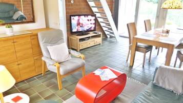 Bungalow, 2 Bedrooms, Patio, Garden View | Living room | TV, books