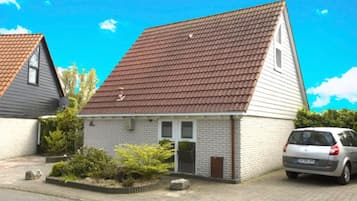 Bungalow, 2 Bedrooms, Patio, Garden View | Property entrance