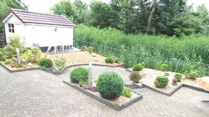 Bungalow, 2 chambres, patio, vue jardin | Enceinte de l’hébergement
