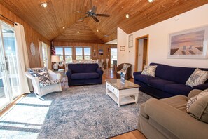 TV, DVD player, books - Semi-Oceanfront, Private Pool, Poolside Bar, Hot Tub, Ocean Views! T1, Sailaway (Kitty Hawk)