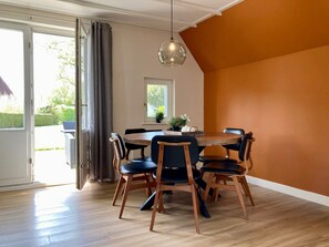 Bungalow, 3 habitaciones, balcón, vista al jardín | Comedor
