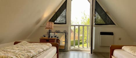 Bungalow, 3 Schlafzimmer, Balkon, Gartenblick | 3 Schlafzimmer, Reisekinderbett