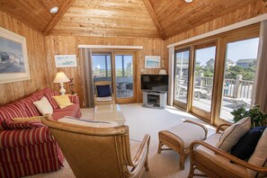 TV, bøker og stereoanlegg