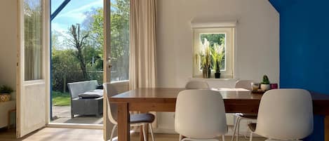 Bungalow, 3 Bedrooms, Terrace, Garden View | Dining room