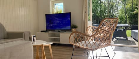 Bungalow, 3 Bedrooms, Terrace, Garden View | Living room