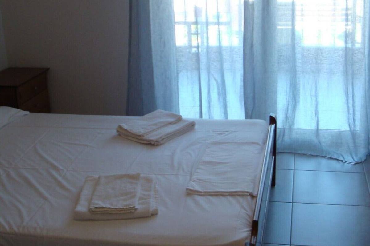 1 slaapkamer, een kluis op de kamer, een bureau, een laptopwerkplek