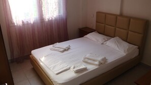 In-room safe, desk, laptop workspace, blackout curtains - Villa Giotis (Thasos)