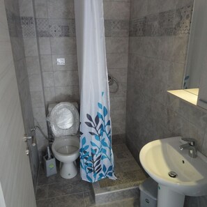 Ducha, artículos de tocador gratuitos, secador de pelo, toallas