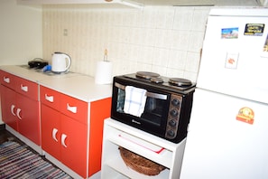 Departamento | Cocineta privada | Refrigerador, microondas, horno y cafetera y tetera 