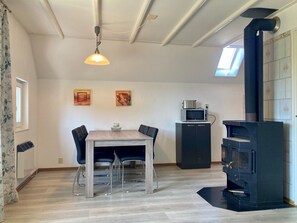Bangalô, 3 quartos, sacada, vista para o jardim | Sala de jantar