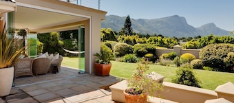 5 Star Luxury - Self Catering Accommodation - Constantia - 6 Double Bedrooms