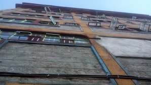 Een gebouw met veel ramen en een centrale gang.