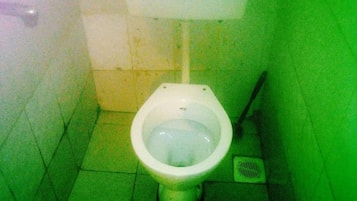 Chuveiro, toalhas de banho