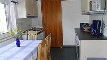 Apartment | Eigene Küche | Kühlschrank, Mikrowelle, Herdplatte, Wasserkocher mit Kaffee-/Teezubehör