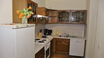 Apartment | Private kitchen | Fridge, stovetop, dishwasher, coffee/tea maker