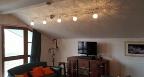 อพาร์ทเมนท์ | ห้องนั่งเล่น | ทีวี, เครื่องเล่นดีวีดี