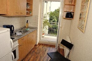 Apartment | Private kitchen | Fridge, stovetop, coffee/tea maker - 3 Raum Fewo Dresden Altstadt - L7 (Dresden)