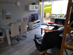 Apartment | Wohnzimmer | Fernseher, DVD-Player