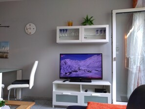 Apartment | Wohnzimmer | Fernseher, DVD-Player
