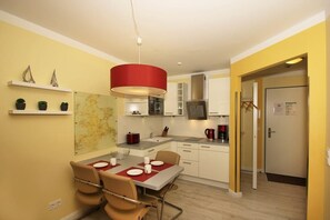 Appartement | Cuisine privée | Réfrigérateur, micro-ondes, plaque de cuisson, lave-vaisselle