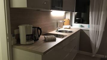 Apartemen | Dapur pribadi | Mesin pembuat kopi/teh, lemari es, microwave, dan kompor