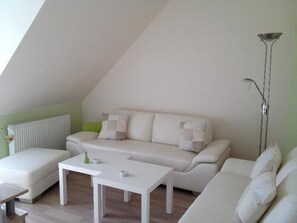 Apartment | Living room | TV - Ferien- Monteurwohnung Essen Huttrop - Stadtmitte bis 5 Personen (Essen)
