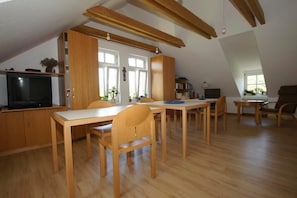 Apartment (GĂ€stehaus St. Josef 9) | Wohnzimmer | Fernseher