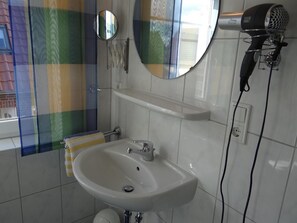 Apartment | Bathroom - Doppelhaushälfte in Carolinensiel für 4 Personen und ein Kleinkind 50102 (Wittmund)