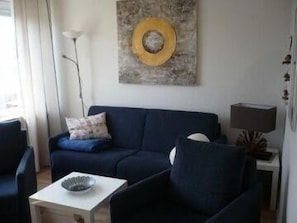 Apartment | Wohnzimmer | Fernseher, DVD-Player